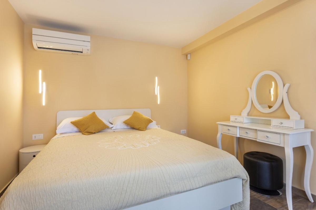 Villa Vita In Porec - Haus Fuer 6-8 Personen Kastelir Luaran gambar