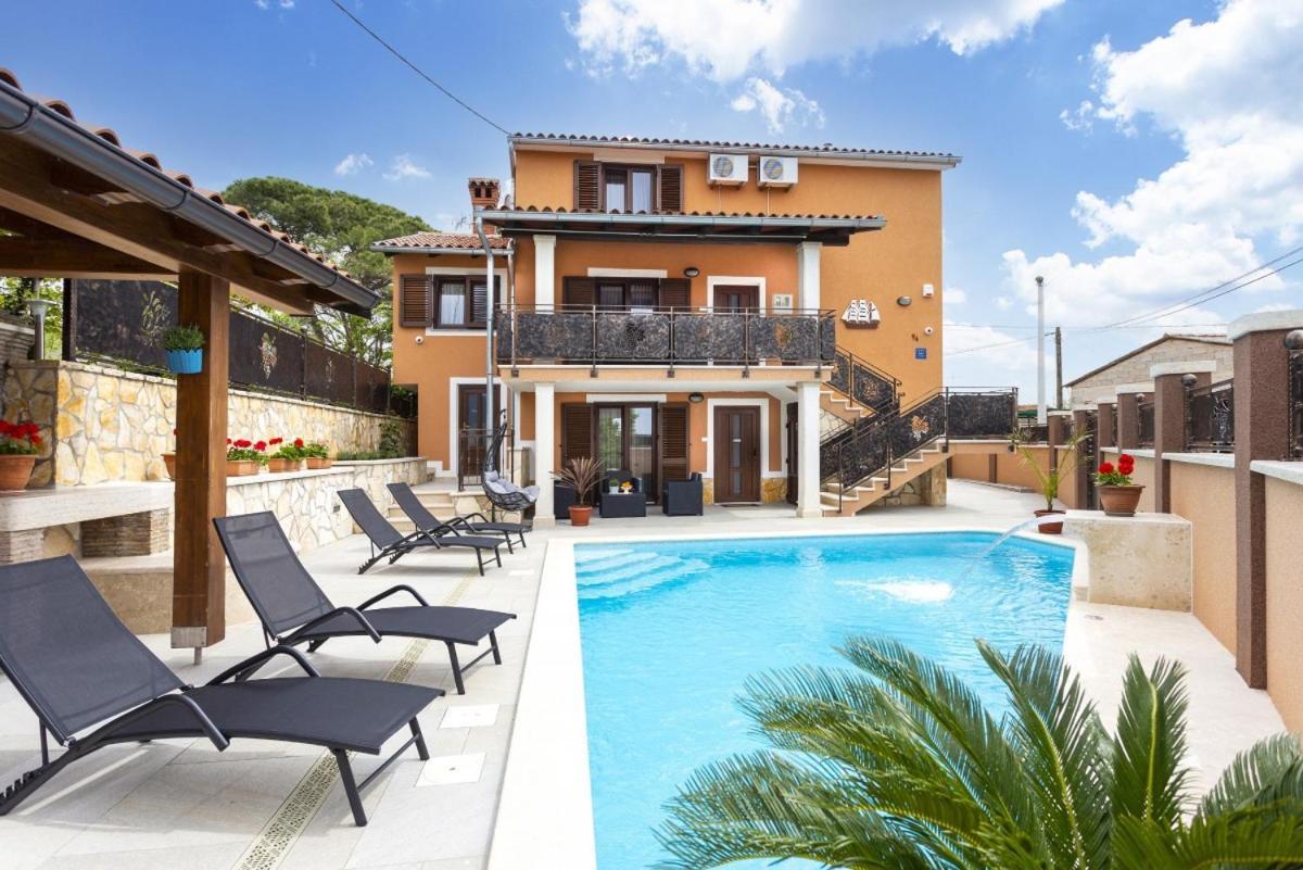 Villa Vita In Porec - Haus Fuer 6-8 Personen Kastelir Luaran gambar
