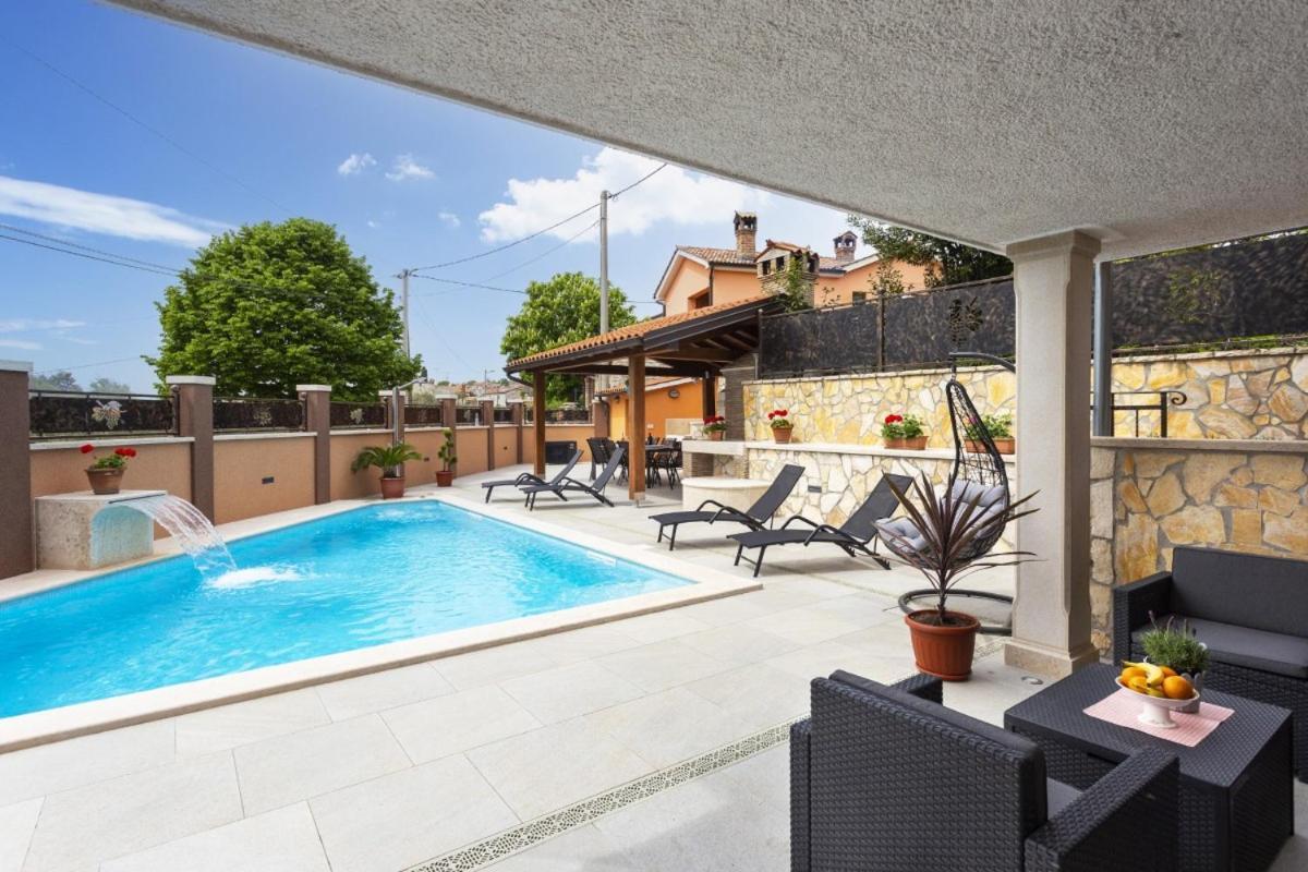 Villa Vita In Porec - Haus Fuer 6-8 Personen Kastelir Luaran gambar